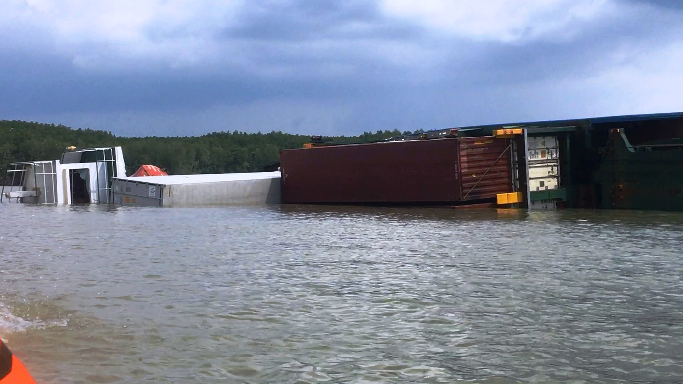 Bao giờ hút hết 150 tấn dầu trong tàu bị chìm ở Sài Gòn? ảnh 2