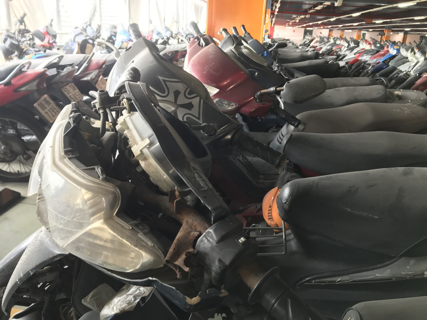 Hàng trăm xe máy 'nằm vạ' nhiều năm ở sân bay Tân Sơn Nhất ảnh 6