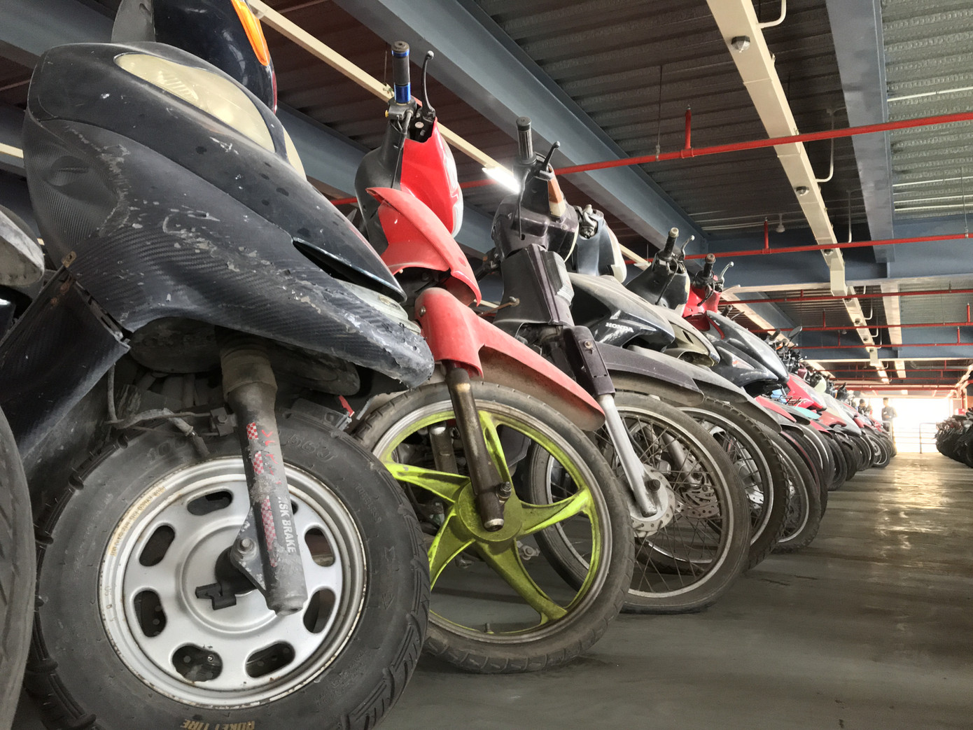 Hàng trăm xe máy 'nằm vạ' nhiều năm ở sân bay Tân Sơn Nhất ảnh 11