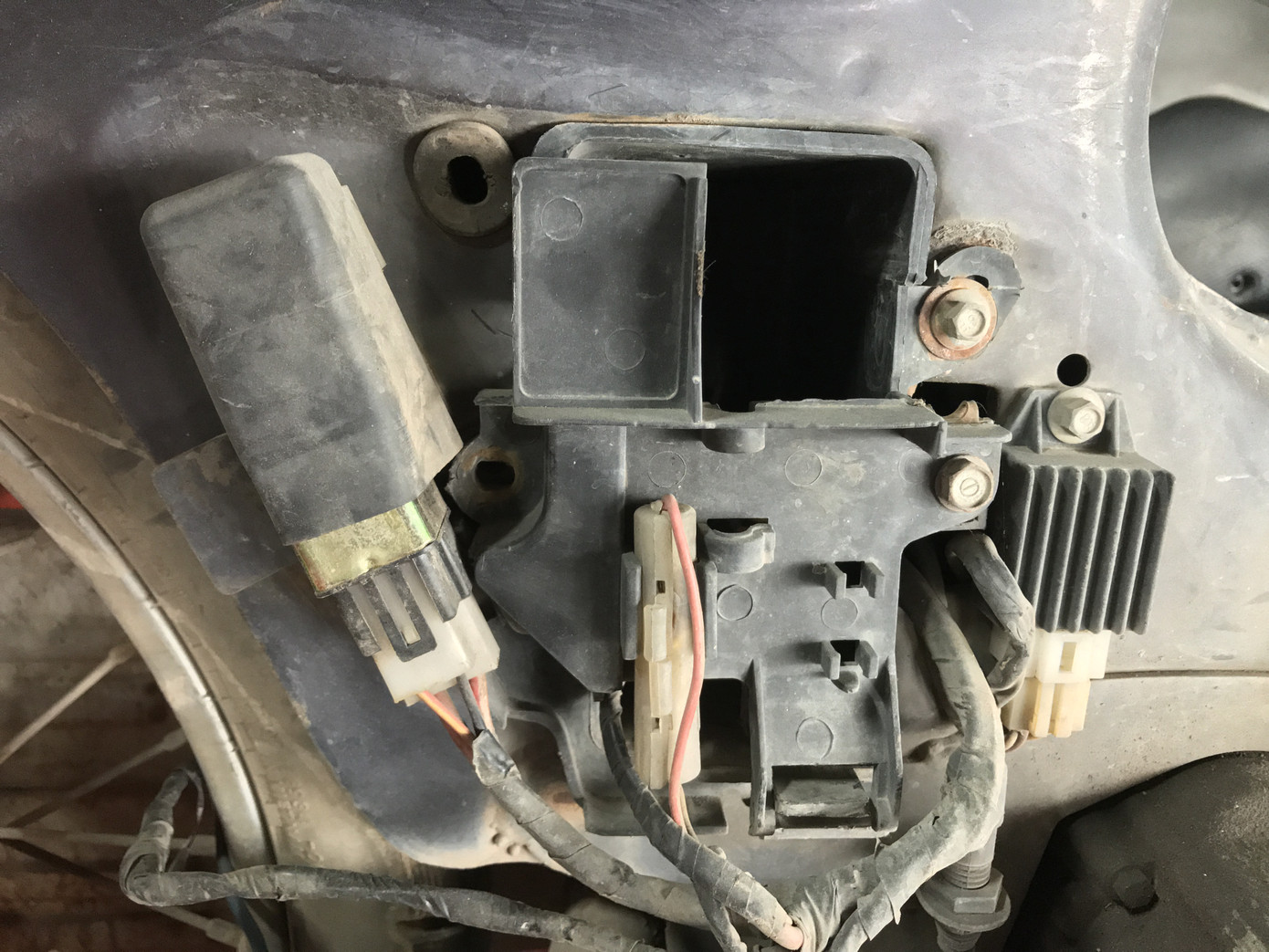 Hàng trăm xe máy 'nằm vạ' nhiều năm ở sân bay Tân Sơn Nhất ảnh 4