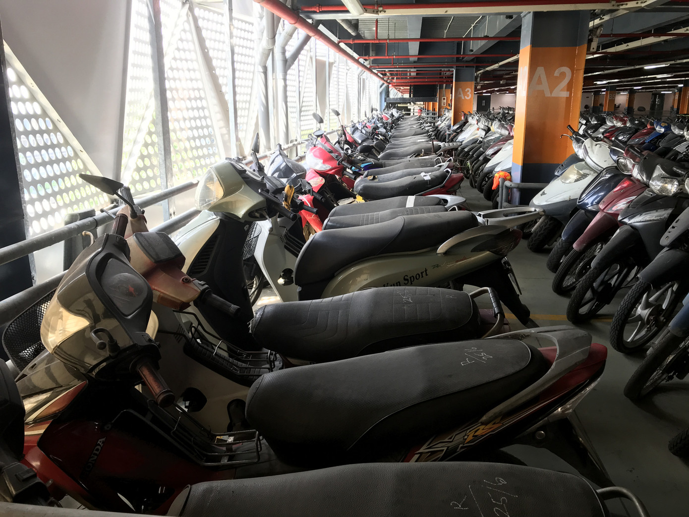 Hàng trăm xe máy 'nằm vạ' nhiều năm ở sân bay Tân Sơn Nhất ảnh 12