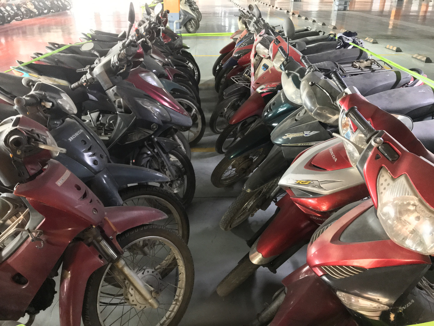 Hàng trăm xe máy 'nằm vạ' nhiều năm ở sân bay Tân Sơn Nhất ảnh 10