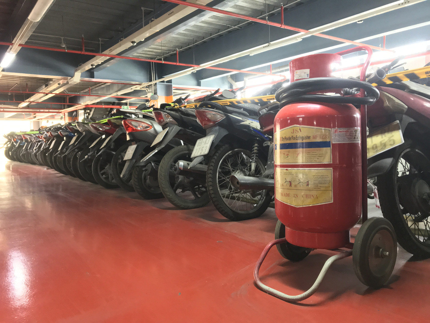 Hàng trăm xe máy 'nằm vạ' nhiều năm ở sân bay Tân Sơn Nhất ảnh 8