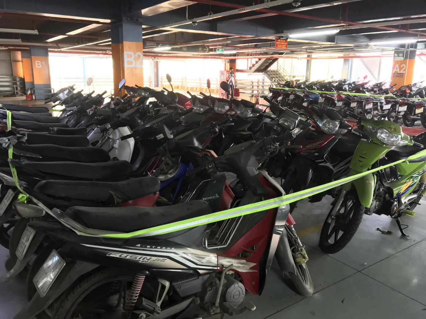 Hàng trăm xe máy 'nằm vạ' nhiều năm ở sân bay Tân Sơn Nhất ảnh 9