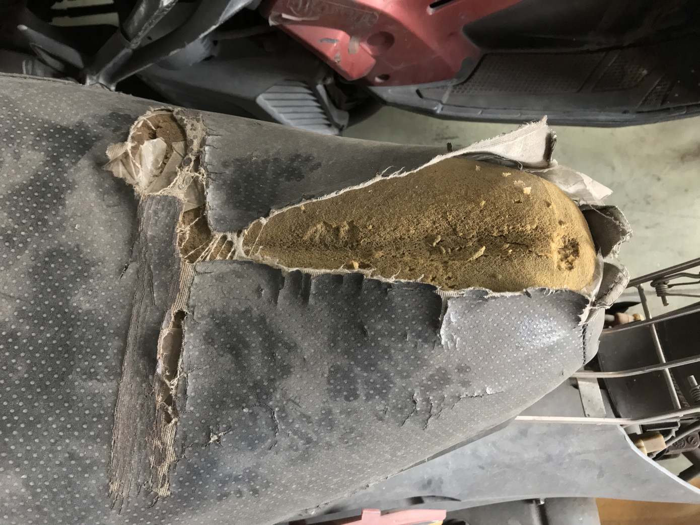 Hàng trăm xe máy 'nằm vạ' nhiều năm ở sân bay Tân Sơn Nhất ảnh 5