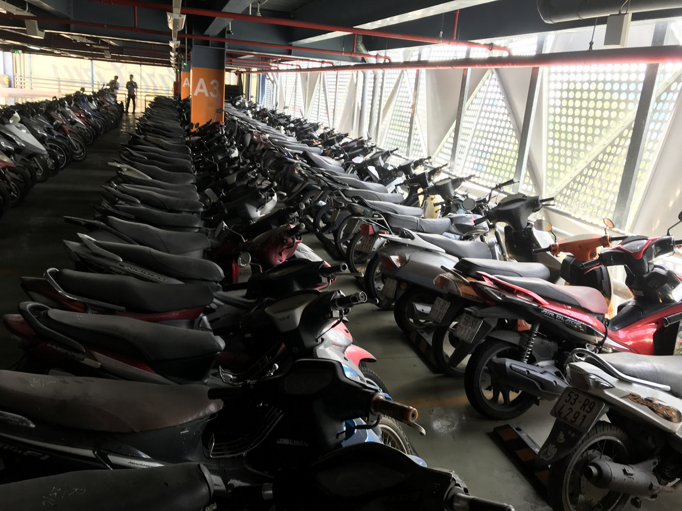 Hàng trăm xe máy 'nằm vạ' nhiều năm ở sân bay Tân Sơn Nhất ảnh 1