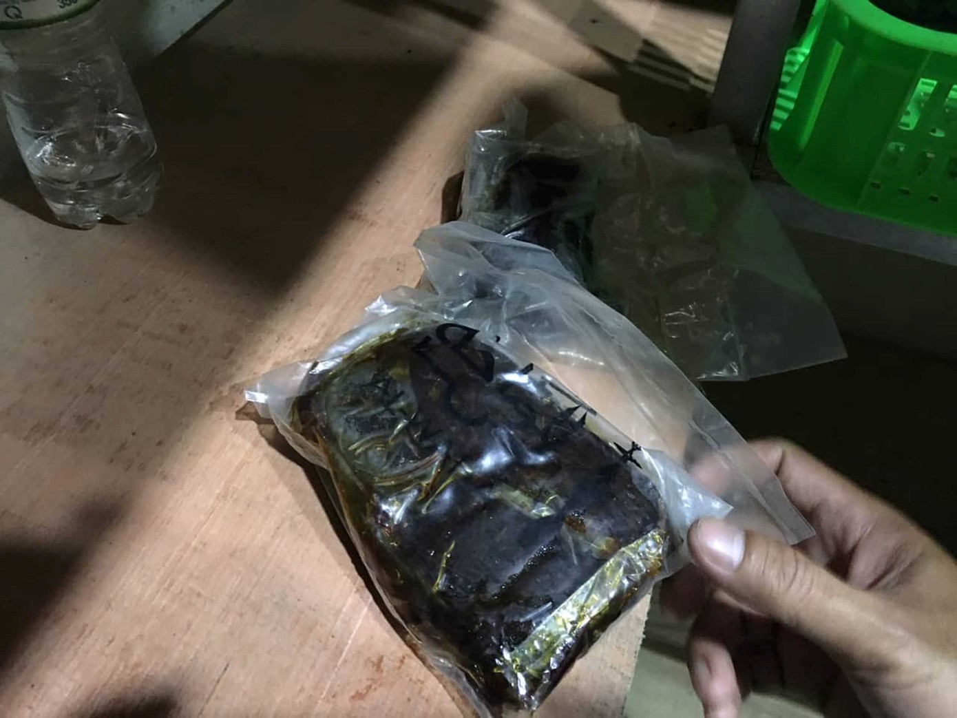 Công an đột kích quán bar nổi tiếng Sài Gòn, hàng trăm dân chơi tháo chạy ảnh 1