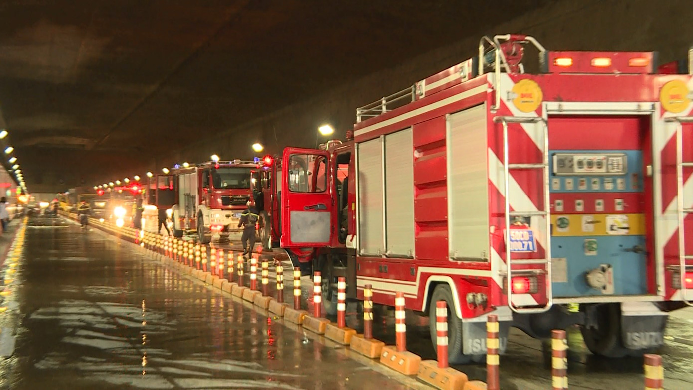 Diễn tập tai nạn liên hoàn giữa 5 ô tô và 30 xe máy trong hầm Thủ Thiêm ảnh 3