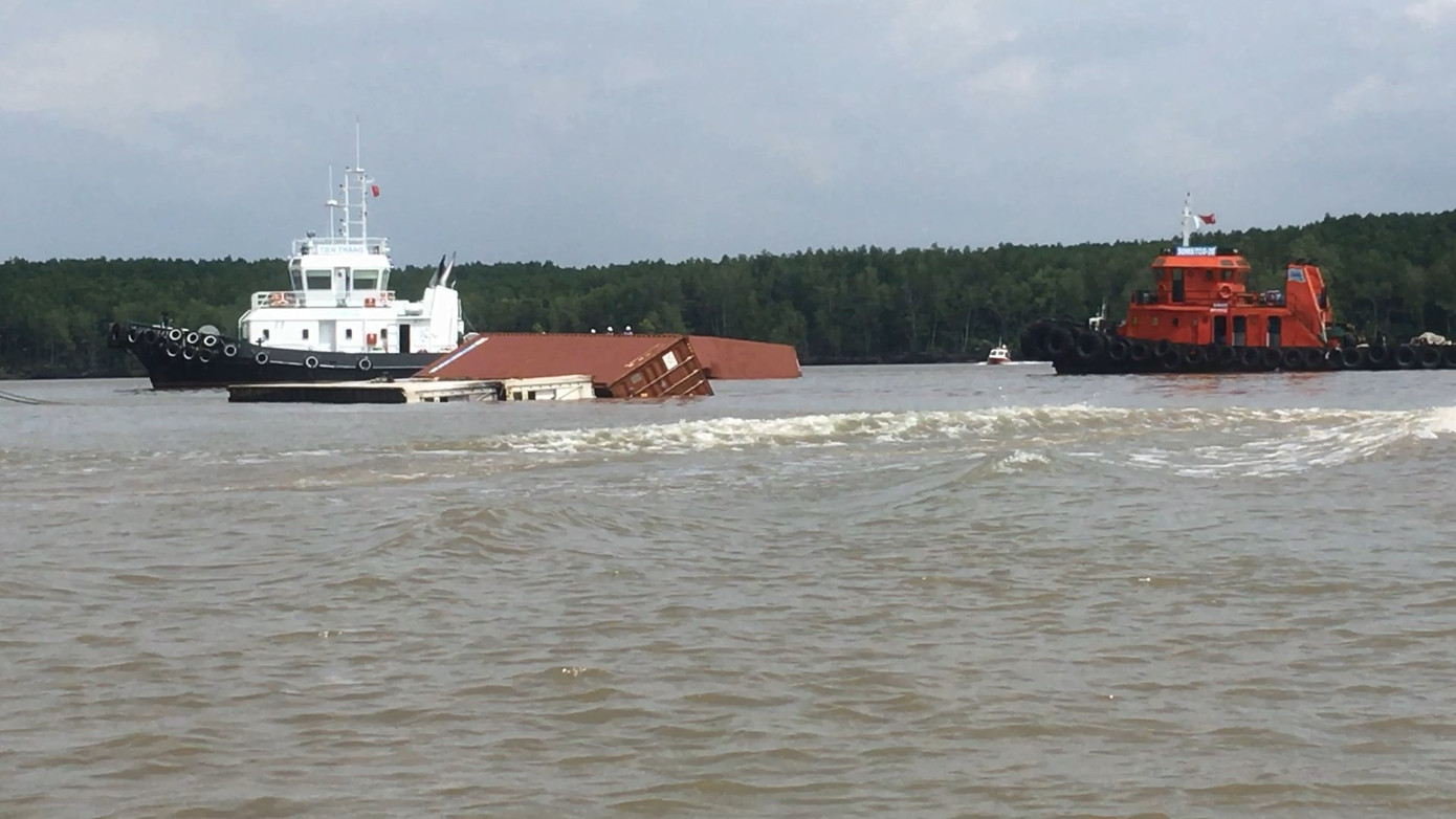 Bộ trưởng GTVT Nguyễn Văn Thể đến hiện trường vụ chìm tàu 8.000 tấn ở Cần Giờ ảnh 3