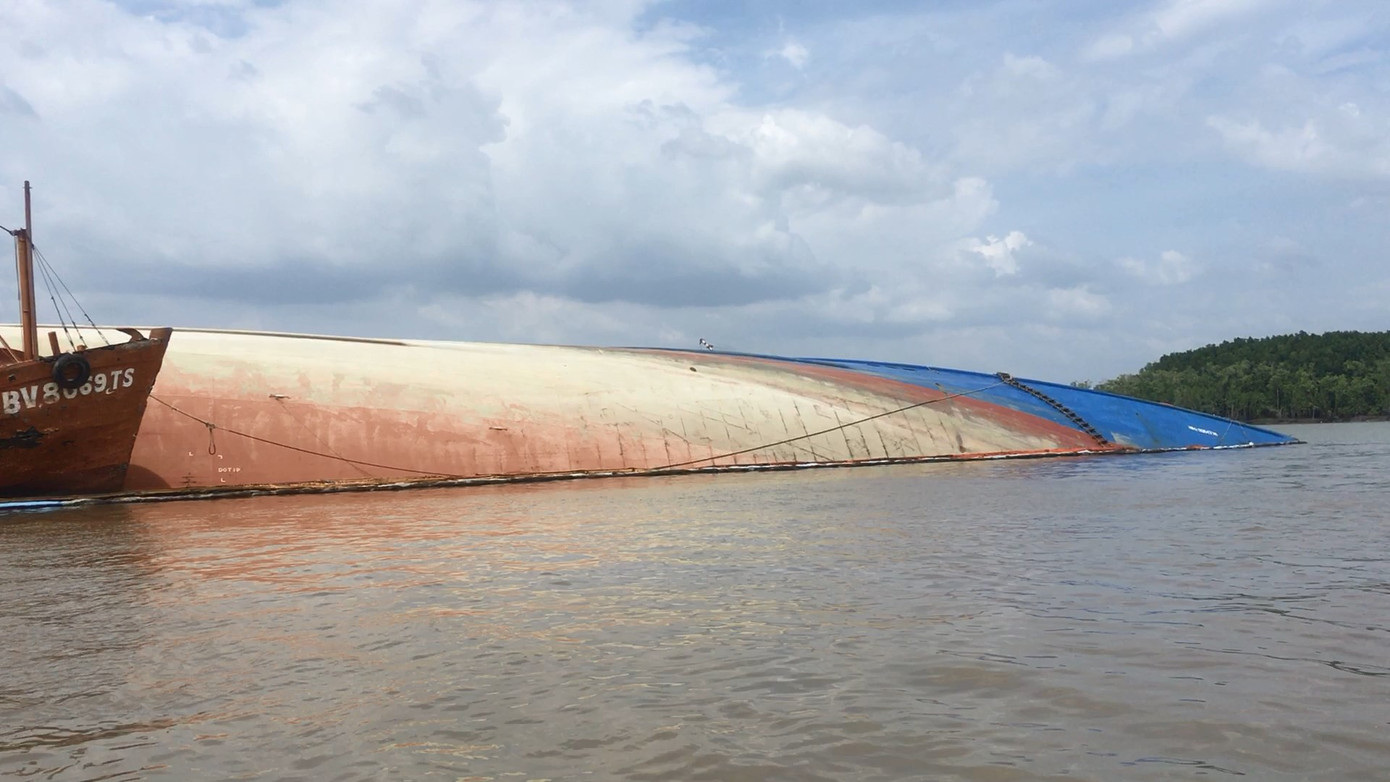 Bộ trưởng GTVT Nguyễn Văn Thể đến hiện trường vụ chìm tàu 8.000 tấn ở Cần Giờ ảnh 1