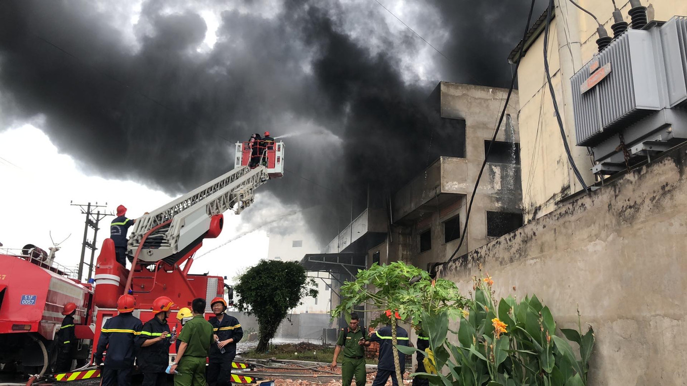 NÓNG: Hàng trăm người đang dập đám cháy kinh hoàng ở Sài Gòn ảnh 3