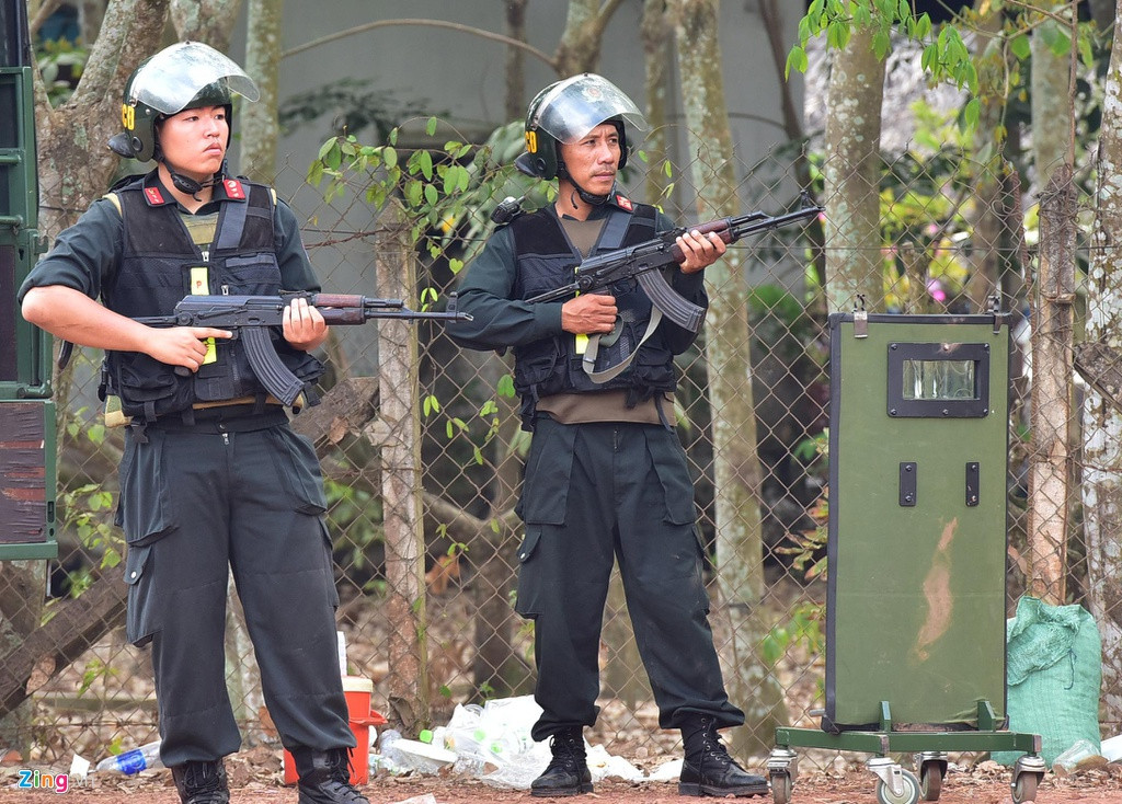 Cận cảnh hơn 300 chiến sĩ vây rừng, truy bắt nghi can bắn chết 5 người ảnh 1