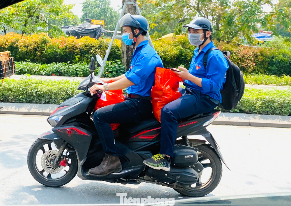 Đoàn Thanh niên – Hội Sinh viên ĐHQGHN trao quà cho các sinh viên tạm trú tại Hà Nội ảnh 6