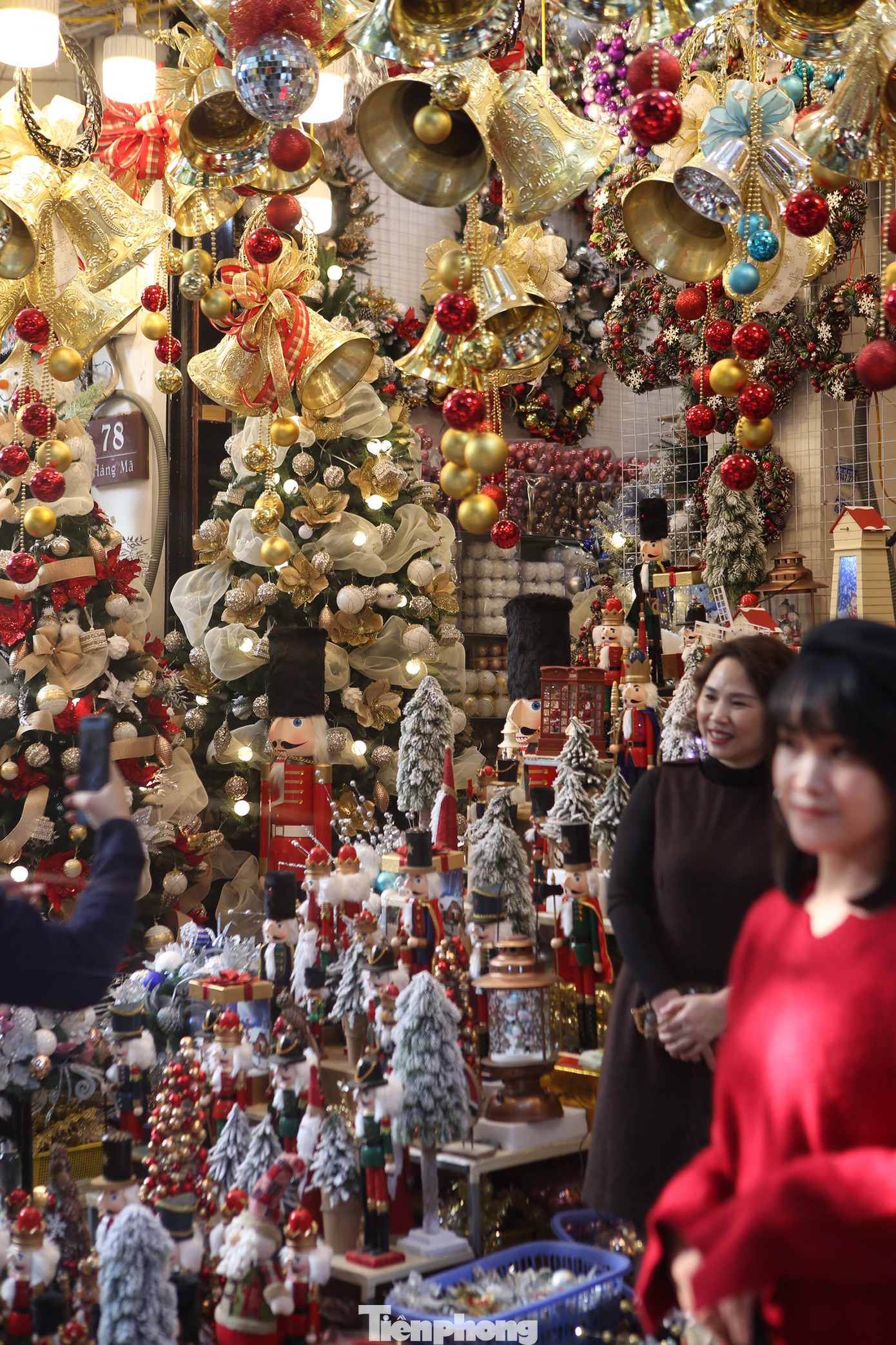 Giới trẻ lên phố Hàng Mã chụp ảnh Giáng sinh ảnh 10