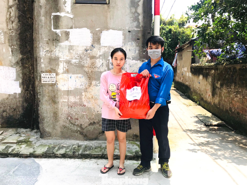 Đoàn Thanh niên – Hội Sinh viên ĐHQGHN trao quà cho các sinh viên tạm trú tại Hà Nội ảnh 10