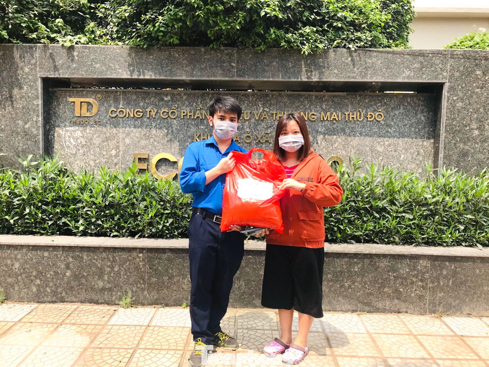 Đoàn Thanh niên – Hội Sinh viên ĐHQGHN trao quà cho các sinh viên tạm trú tại Hà Nội ảnh 8