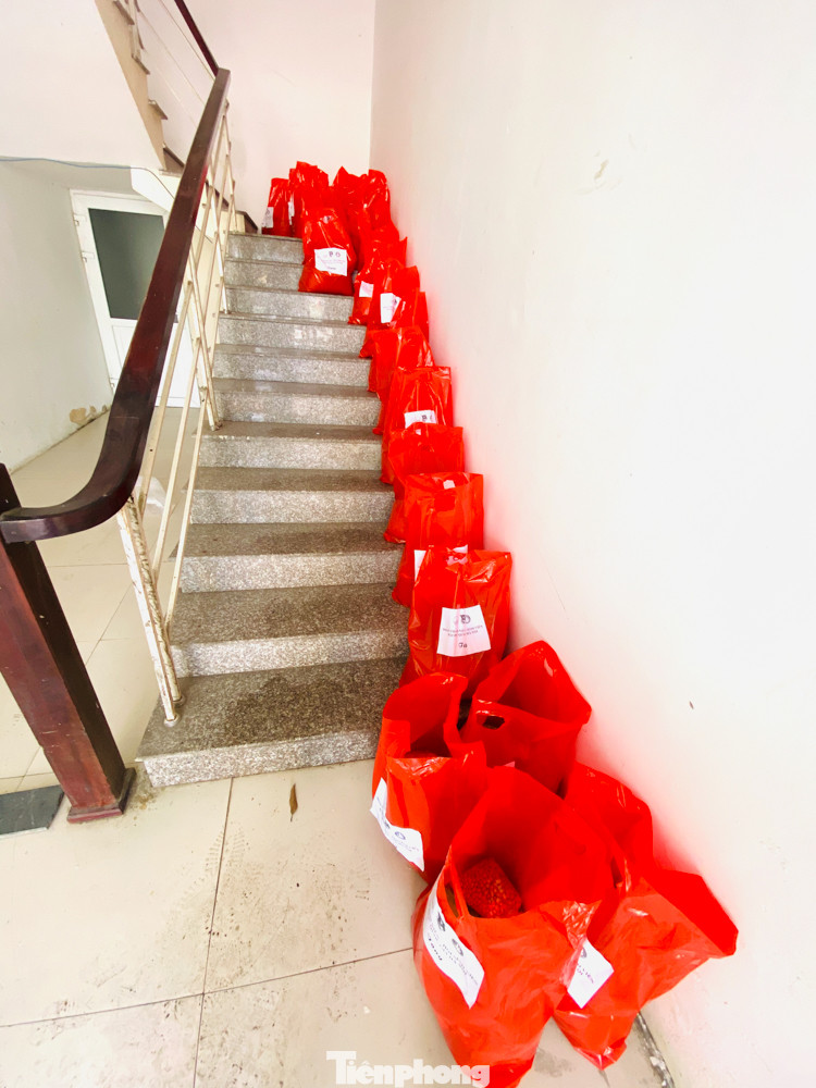 Đoàn Thanh niên – Hội Sinh viên ĐHQGHN trao quà cho các sinh viên tạm trú tại Hà Nội ảnh 4