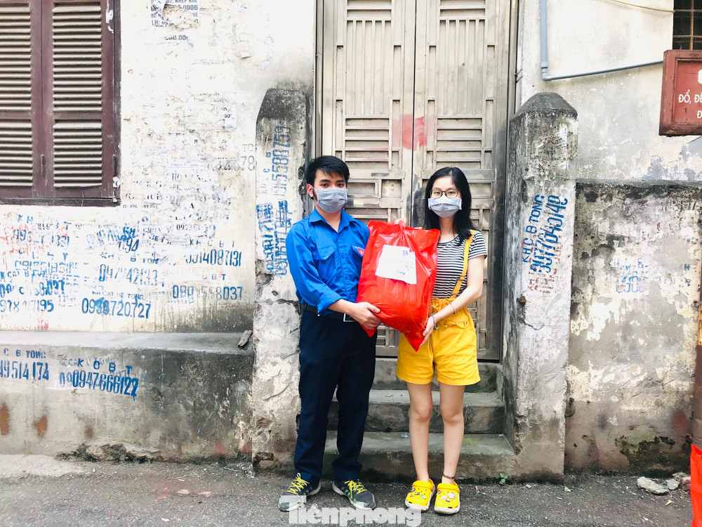 Đoàn Thanh niên – Hội Sinh viên ĐHQGHN trao quà cho các sinh viên tạm trú tại Hà Nội ảnh 9
