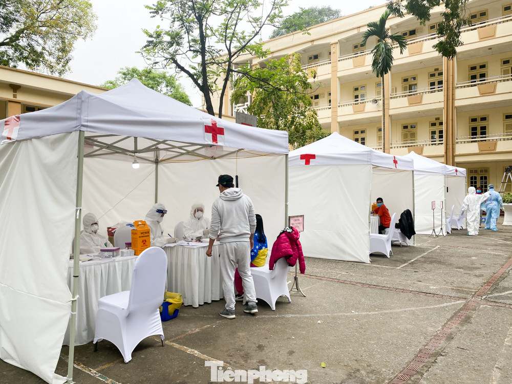 Sau 3 ca nghi mắc COVID-19, nhiều người dân đến xét nghiệm nhanh ảnh 13