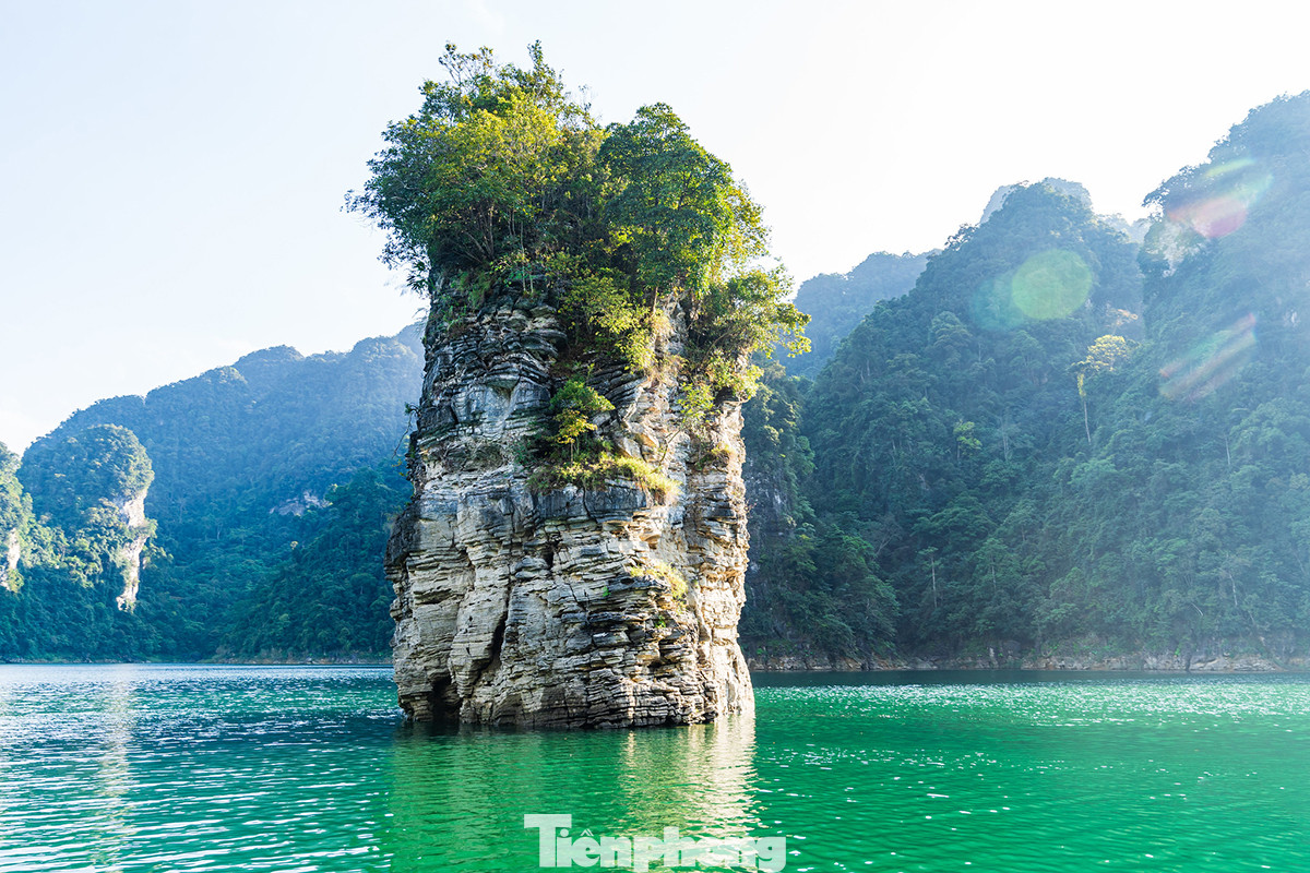 Ngẩn ngơ trước vẻ đẹp của 'Vịnh Hạ Long' giữa đại ngàn xanh thẳm ảnh 15