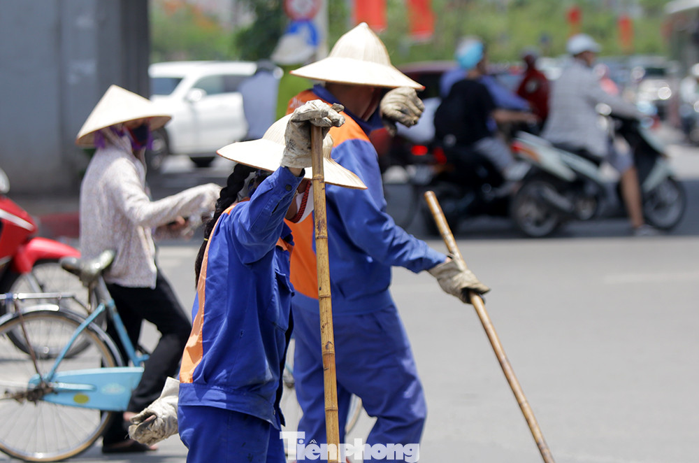 Công nhân phơi mình dưới trời nắng đổ lửa ở Hà Nội ảnh 11