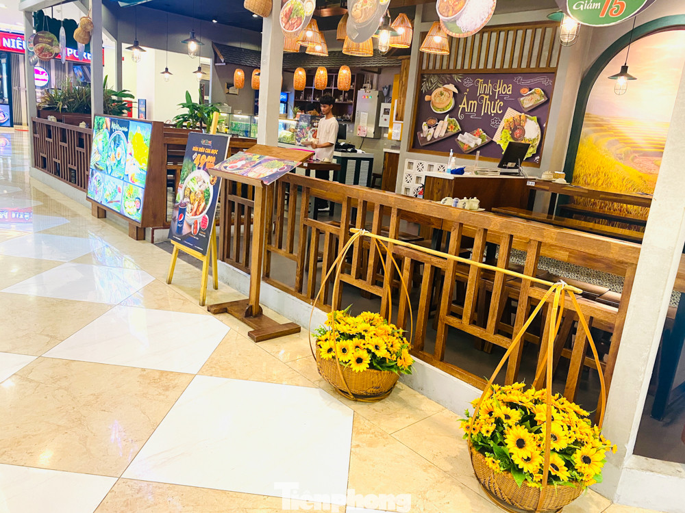 Trung tâm thương mại ở Hà Nội vẫn đìu hiu sau giãn cách xã hội ảnh 12