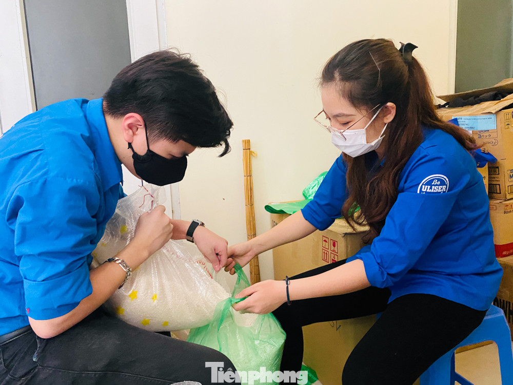 Đoàn Thanh niên – Hội Sinh viên ĐHQGHN trao quà cho các sinh viên tạm trú tại Hà Nội ảnh 2