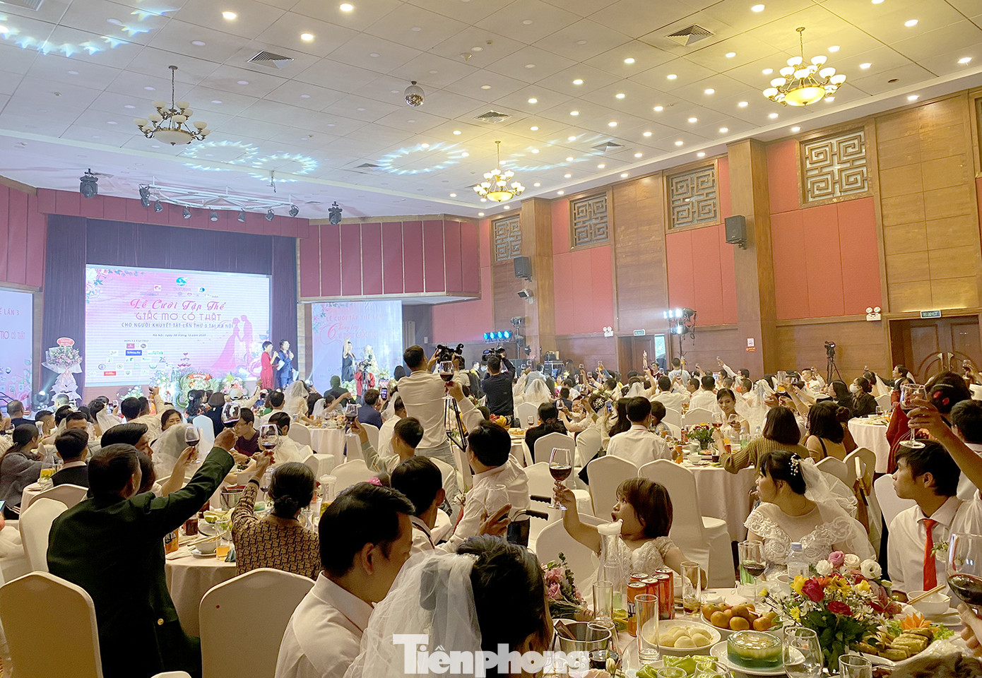 Xúc động lễ cưới tập thể 'Giấc mơ có thật' ảnh 8