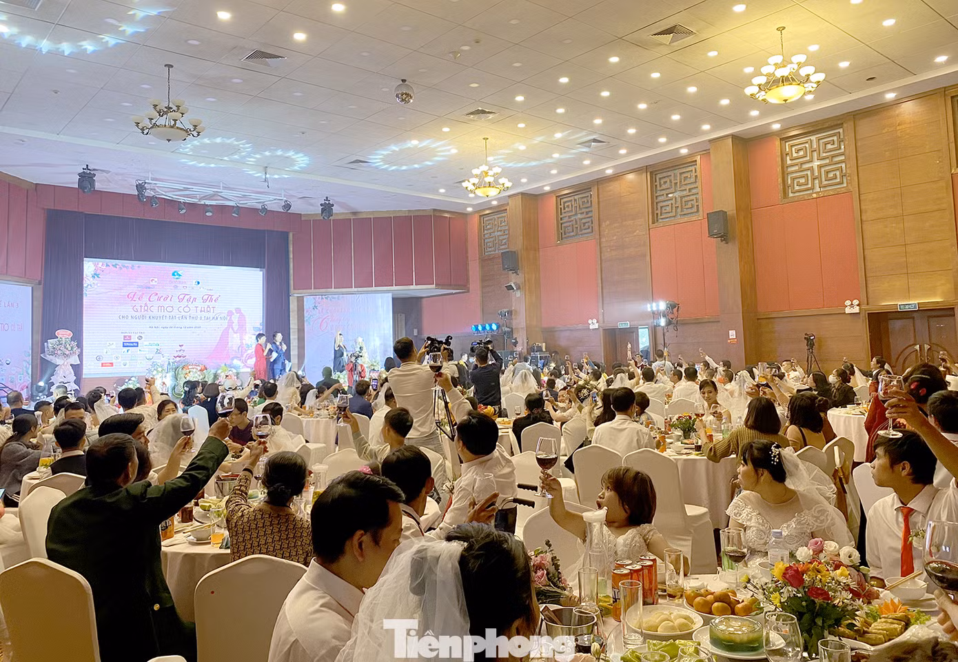 Xúc động lễ cưới tập thể 'Giấc mơ có thật' ảnh 8