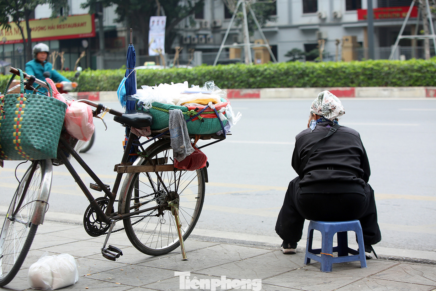 Người Hà Nội vất vả mưu sinh trong giá lạnh đầu đông ảnh 9