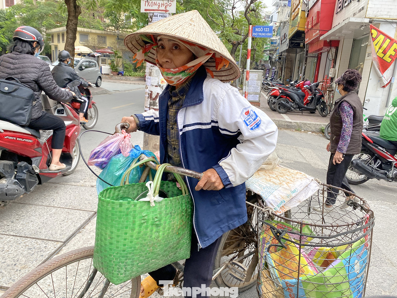 Người Hà Nội vất vả mưu sinh trong giá lạnh đầu đông ảnh 3