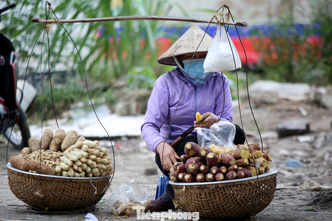 Người Hà Nội vất vả mưu sinh trong giá lạnh đầu đông ảnh 11
