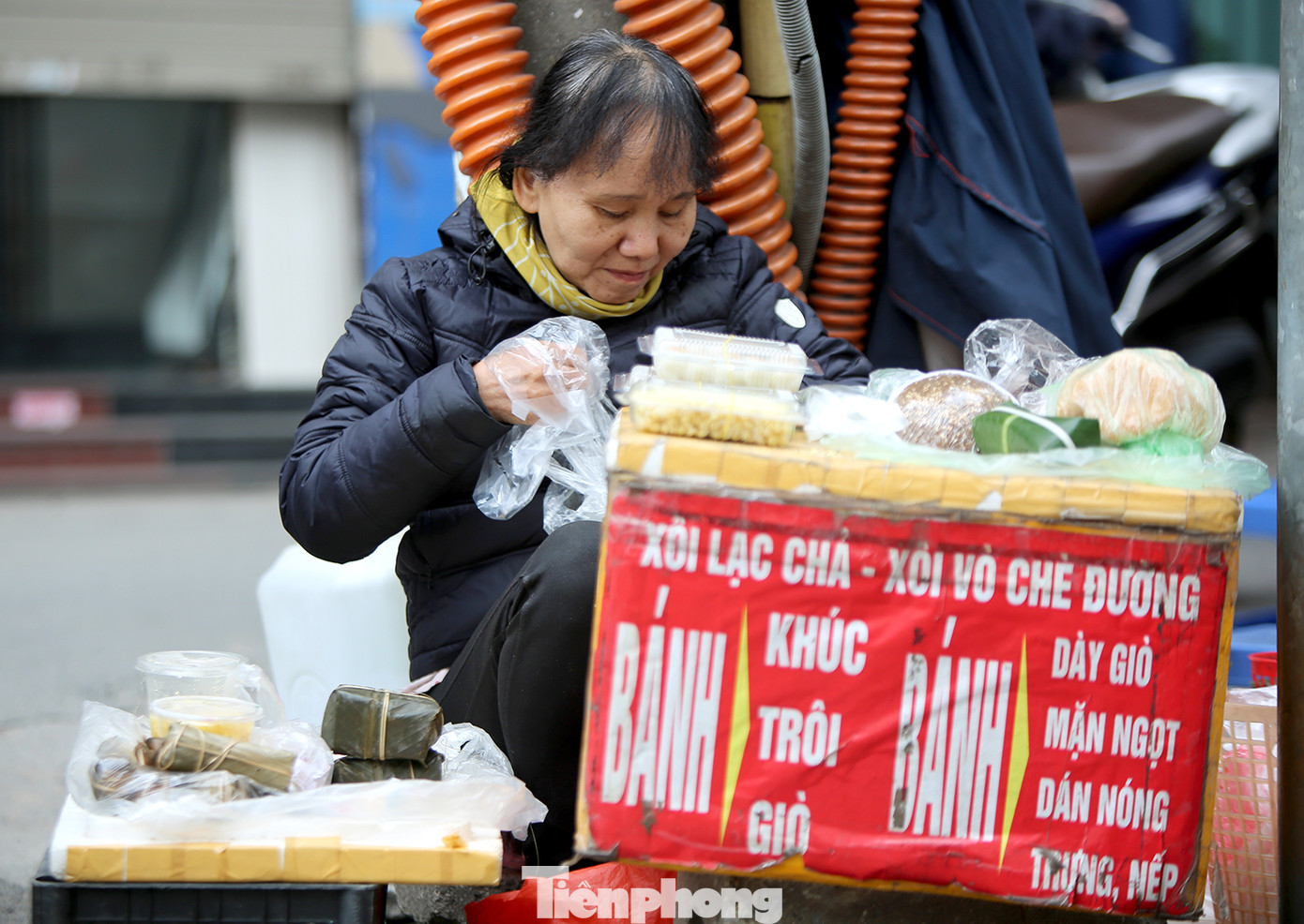 Người Hà Nội vất vả mưu sinh trong giá lạnh đầu đông ảnh 10