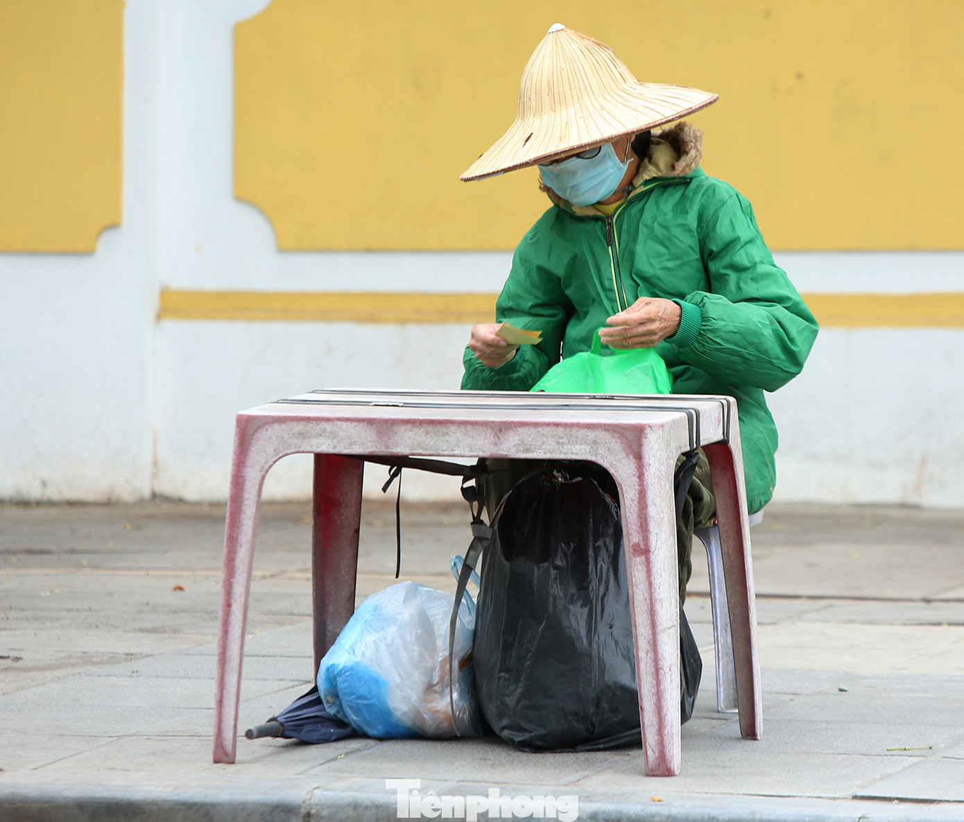 Người Hà Nội vất vả mưu sinh trong giá lạnh đầu đông ảnh 6