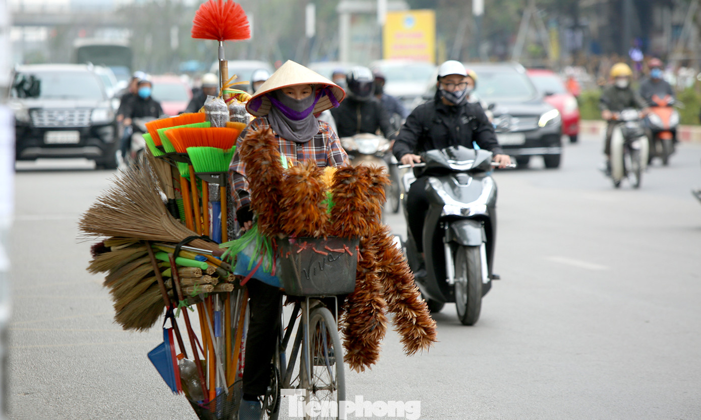 Người Hà Nội vất vả mưu sinh trong giá lạnh đầu đông ảnh 8