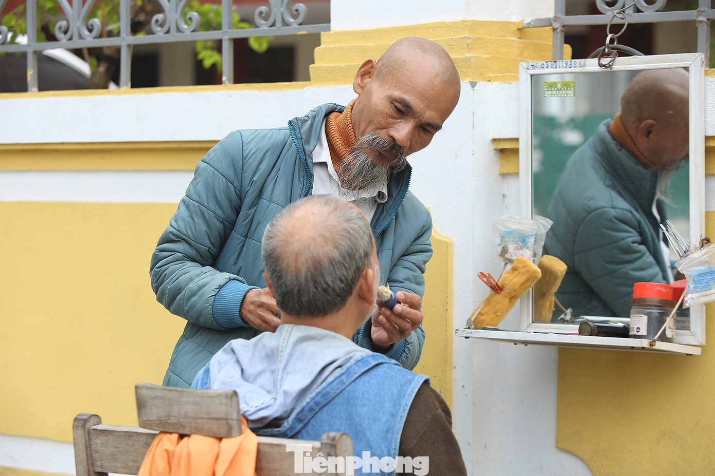 Người Hà Nội vất vả mưu sinh trong giá lạnh đầu đông ảnh 5