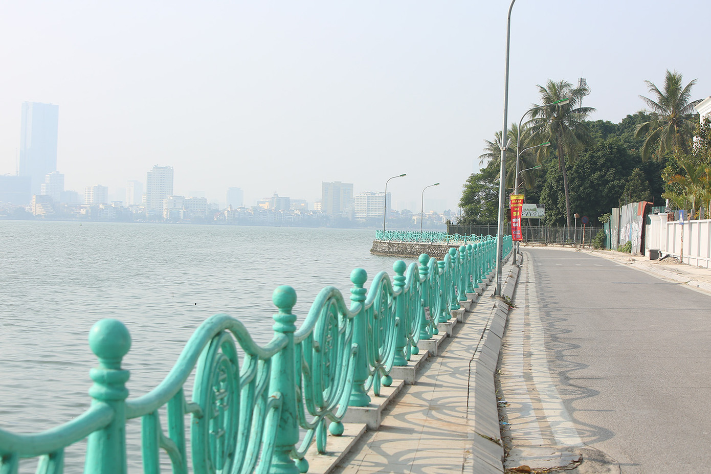 Rét đầu đông, dân Hà Nội kín mít đi làm, Hồ Tây vắng bóng người qua lại ảnh 14