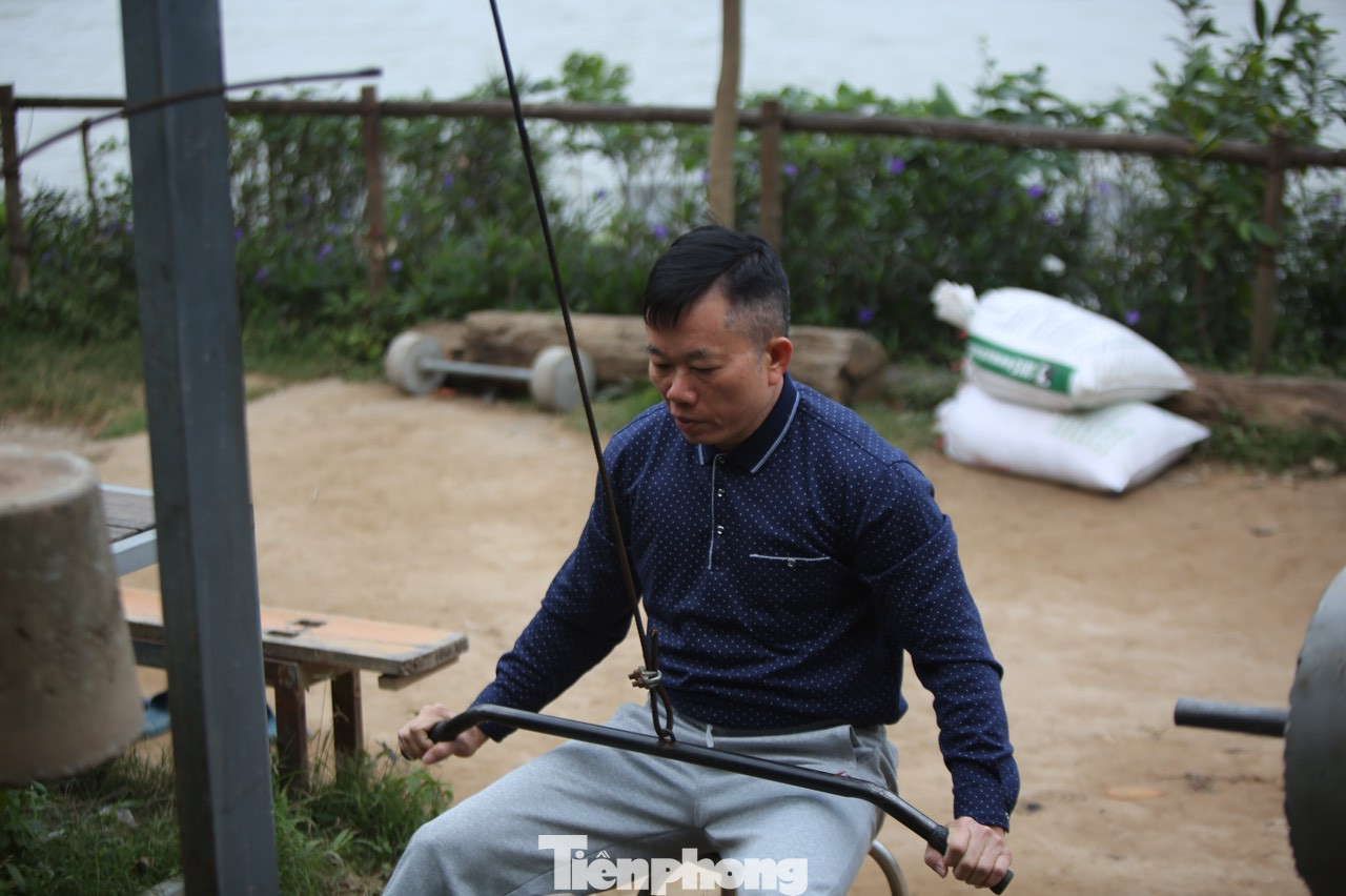 'Sốc' người dân Hà Nội vẫn bơi giữa sông Hồng trong giá rét căm căm ảnh 9