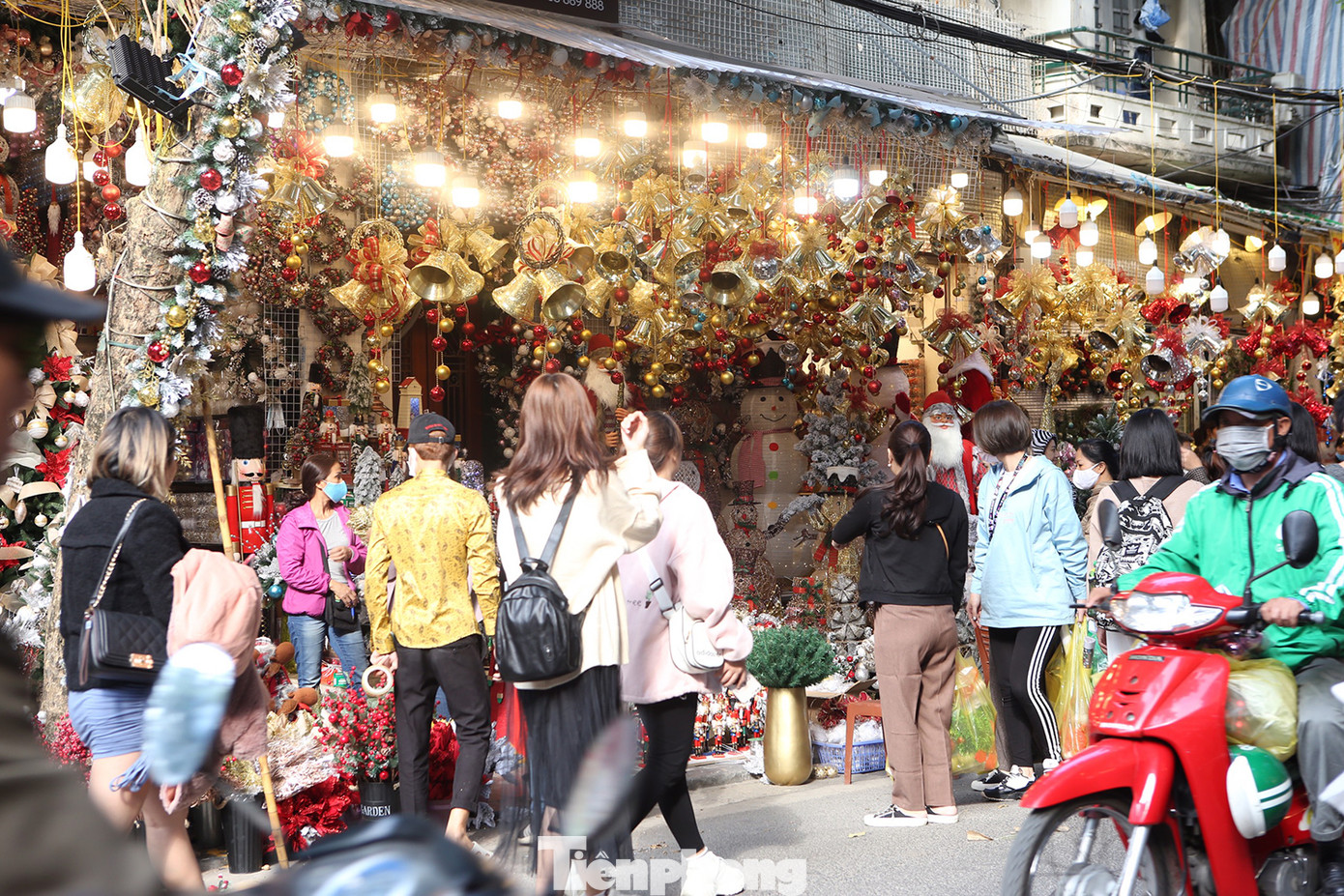 Giới trẻ lên phố Hàng Mã chụp ảnh Giáng sinh ảnh 13