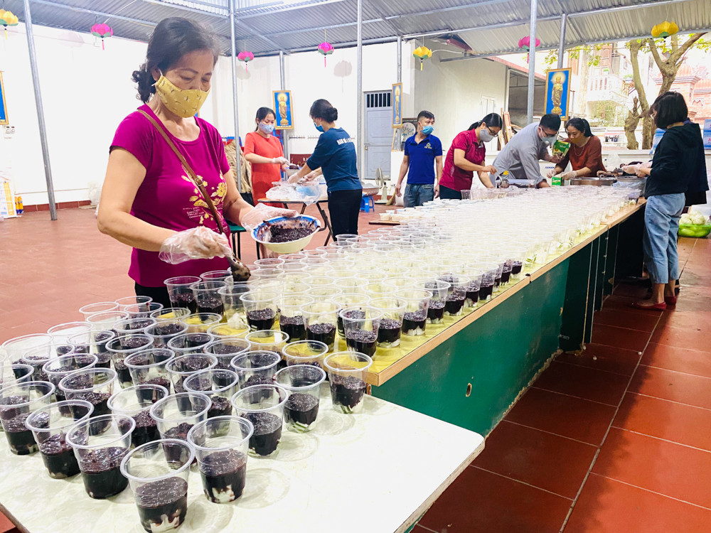 Những tấm lòng thiện nguyện sưởi ấm tình người mùa dịch COVID-19 ảnh 2