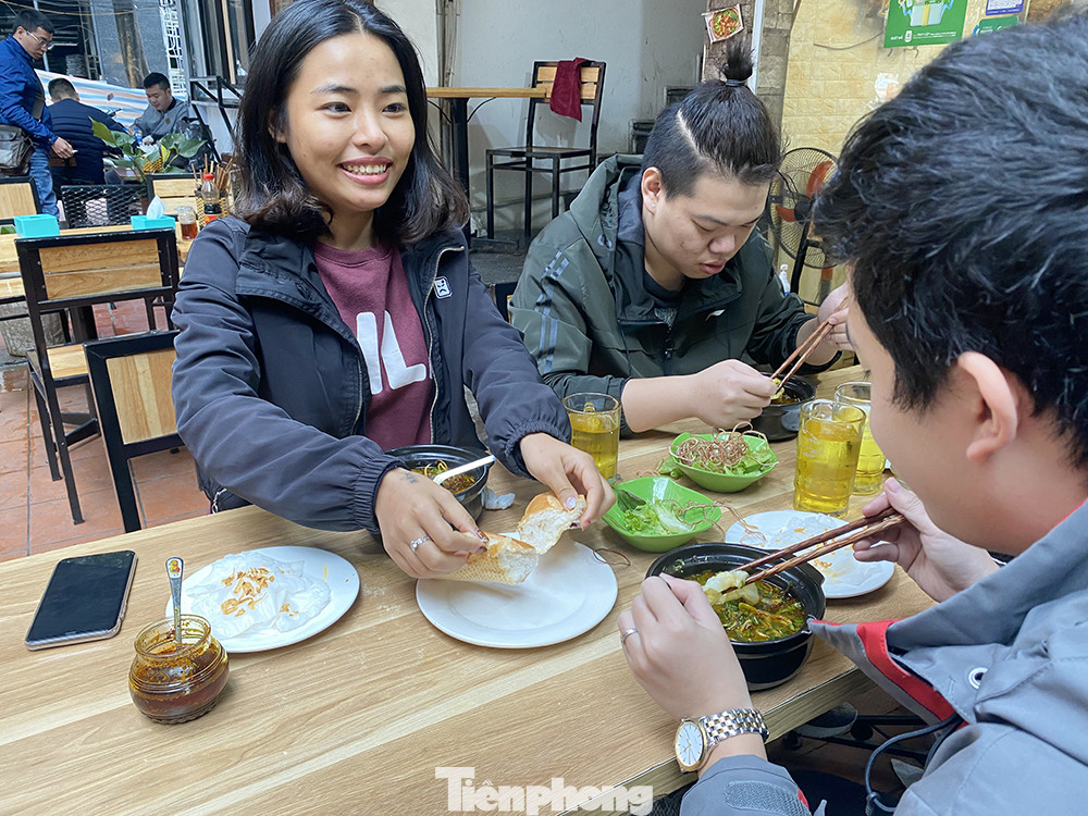 Đưa đồ ăn bằng máy bay độc lạ trong mùa dịch ở Hà Nội ảnh 5