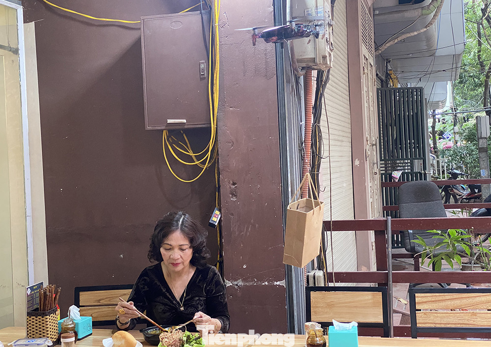 Đưa đồ ăn bằng máy bay độc lạ trong mùa dịch ở Hà Nội ảnh 8