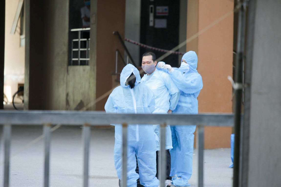 Hà Nội phong toả chung cư hơn 1.000 dân liên quan ca mắc COVID-19 ảnh 13