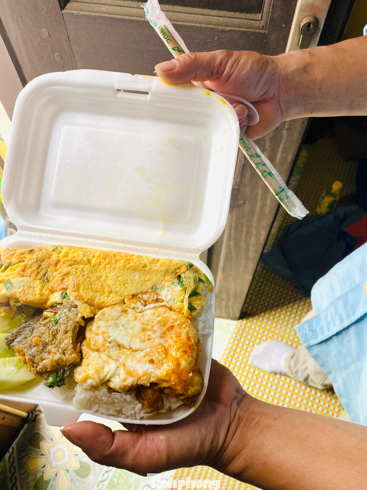 Bữa ăn trưa của công nhân xây dựng trong mùa dịch COVID-19 ảnh 4