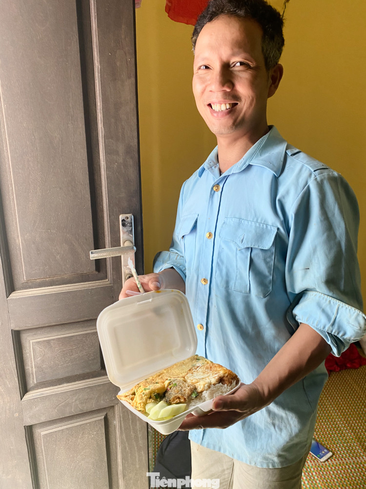 Bữa ăn trưa của công nhân xây dựng trong mùa dịch COVID-19 ảnh 2