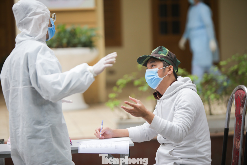 Sau 3 ca nghi mắc COVID-19, nhiều người dân đến xét nghiệm nhanh ảnh 2