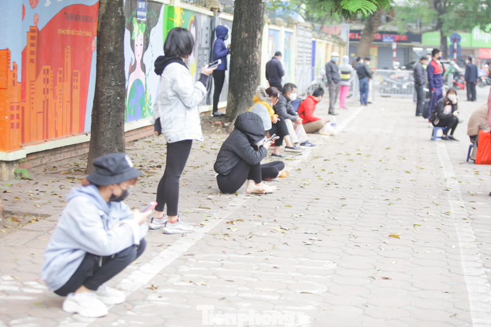 Sau 3 ca nghi mắc COVID-19, nhiều người dân đến xét nghiệm nhanh ảnh 1