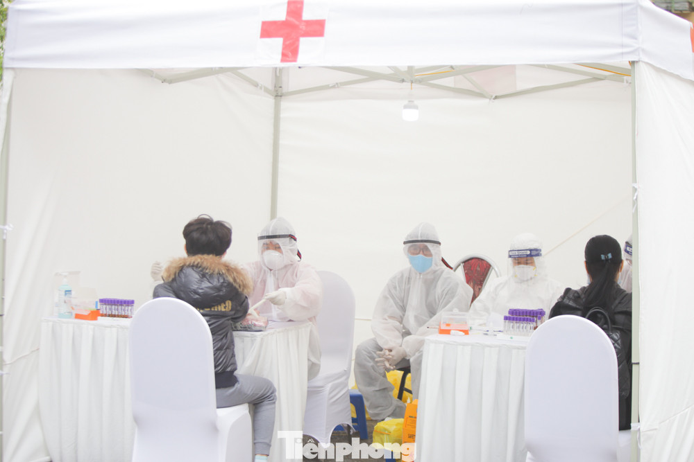 Sau 3 ca nghi mắc COVID-19, nhiều người dân đến xét nghiệm nhanh ảnh 4