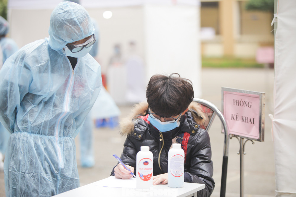 Sau 3 ca nghi mắc COVID-19, nhiều người dân đến xét nghiệm nhanh ảnh 3