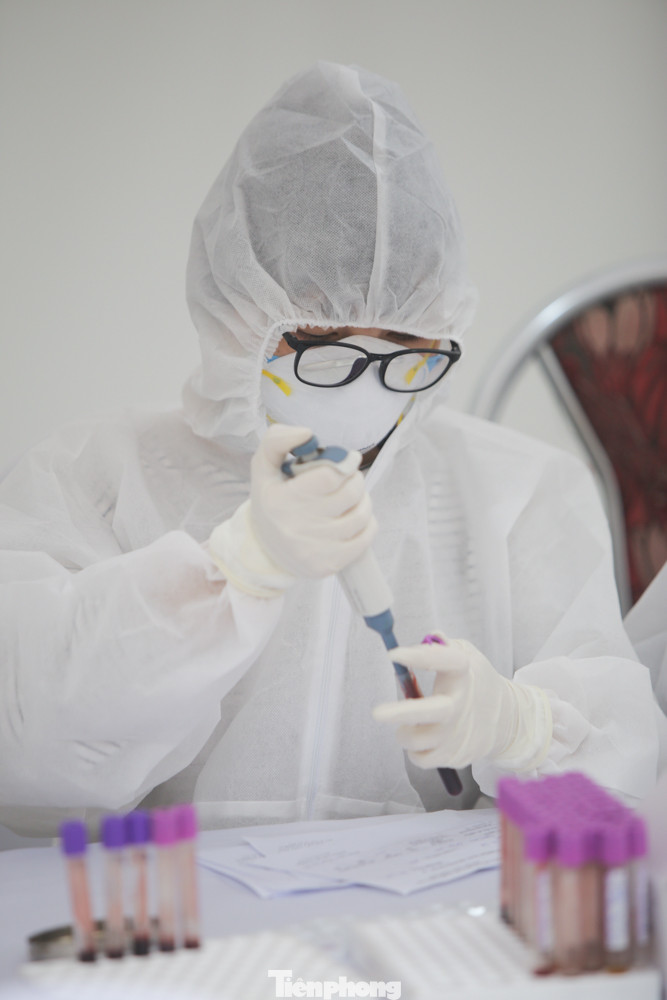 Sau 3 ca nghi mắc COVID-19, nhiều người dân đến xét nghiệm nhanh ảnh 6